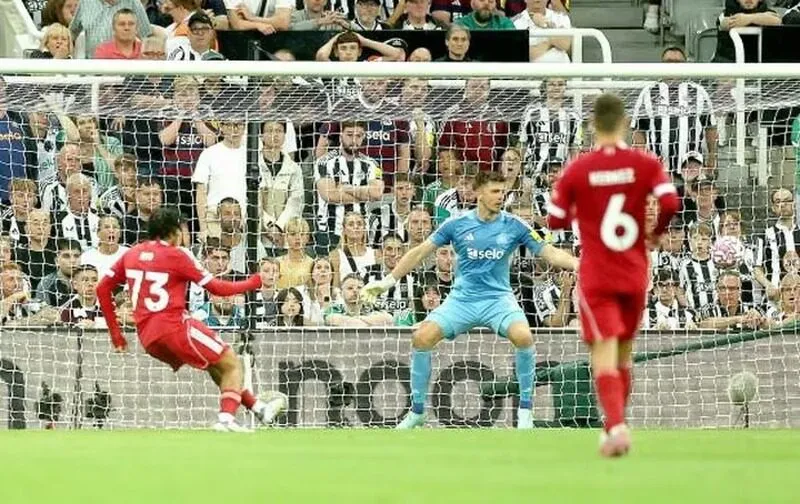 Hàng thủ Newcastle bất lực khi Ngumoha ghi bàn