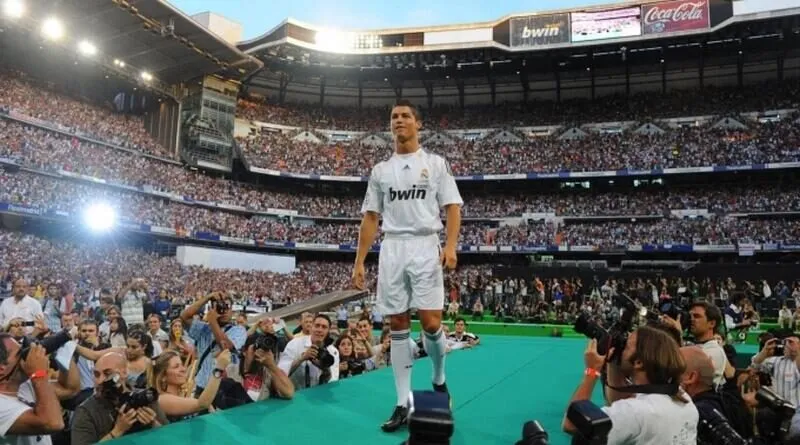 Cristiano Ronaldo ra mắt Real Madrid