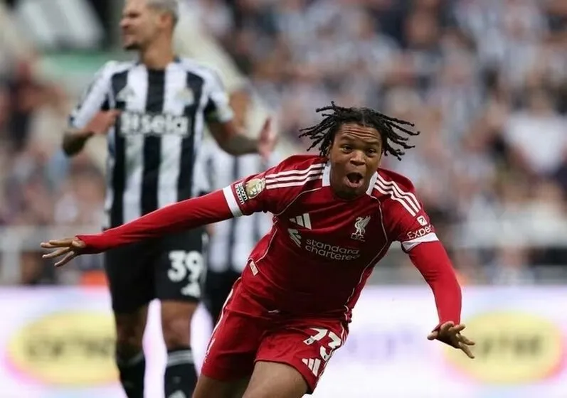 Rio Ngumoha ký hợp đồng chuyên nghiệp với Liverpool